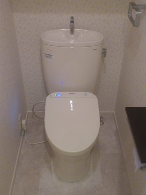 花柄でかわいらしいトイレに